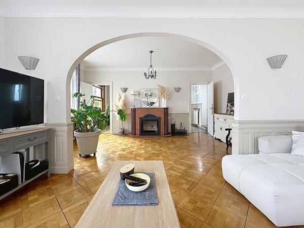 Saint André Lez Lille , ensemble immobilier composé d'une maison d' habitation des années 50 rénovée+ une partie professionnelle indépendante pour un surface totale de 366 m² avec terrasses et garages Saint andre lez lille