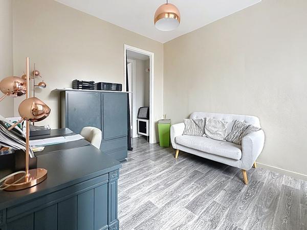 Saint André Lez Lille , ensemble immobilier composé d'une maison d' habitation des années 50 rénovée+ une partie professionnelle indépendante pour un surface totale de 366 m² avec terrasses et garages Saint andre lez lille