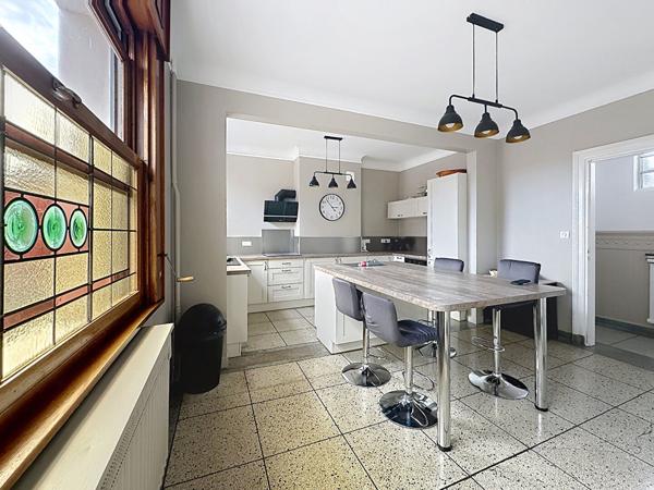 Saint André Lez Lille , ensemble immobilier composé d'une maison d' habitation des années 50 rénovée+ une partie professionnelle indépendante pour un surface totale de 366 m² avec terrasses et garages Saint andre lez lille