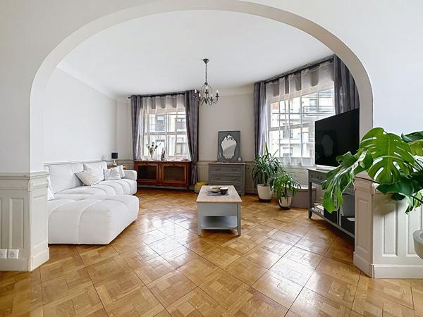 Saint André Lez Lille , ensemble immobilier composé d'une maison d' habitation des années 50 rénovée+ une partie professionnelle indépendante pour un surface totale de 366 m² avec terrasses et garages Saint andre lez lille