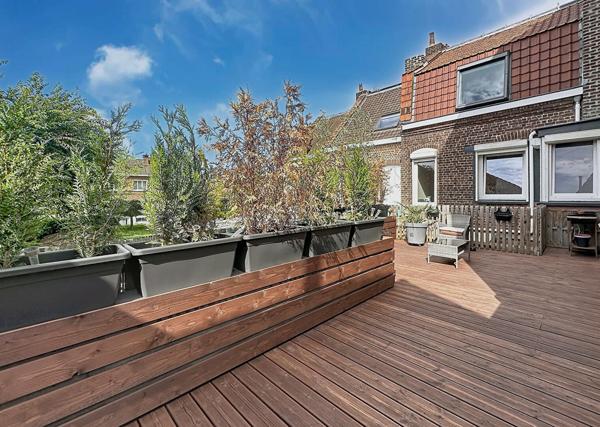 Saint André Lez Lille , ensemble immobilier composé d'une maison d' habitation des années 50 rénovée+ une partie professionnelle indépendante pour un surface totale de 366 m² avec terrasses et garages Saint andre lez lille