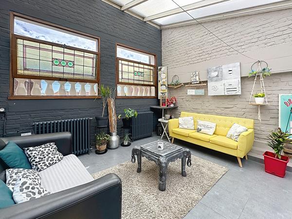 Saint André Lez Lille , ensemble immobilier composé d'une maison d' habitation des années 50 rénovée+ une partie professionnelle indépendante pour un surface totale de 366 m² avec terrasses et garages Saint andre lez lille