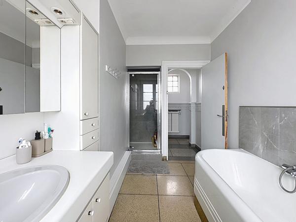 Saint André Lez Lille , ensemble immobilier composé d'une maison d' habitation des années 50 rénovée+ une partie professionnelle indépendante pour un surface totale de 366 m² avec terrasses et garages Saint andre lez lille