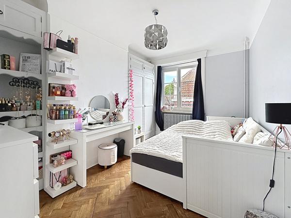 Saint André Lez Lille , ensemble immobilier composé d'une maison d' habitation des années 50 rénovée+ une partie professionnelle indépendante pour un surface totale de 366 m² avec terrasses et garages Saint andre lez lille