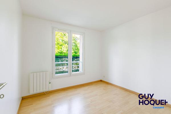 Appartement 3 pièces de 56 m² , terrasse, box et place de parking à vendre à LIEUSAINT (77127).