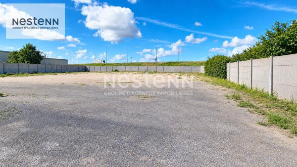 Surface de 9663m2 avec plusieurs bâtiments d'une surface totale d'environ 1800m2 divisibles avec showroom