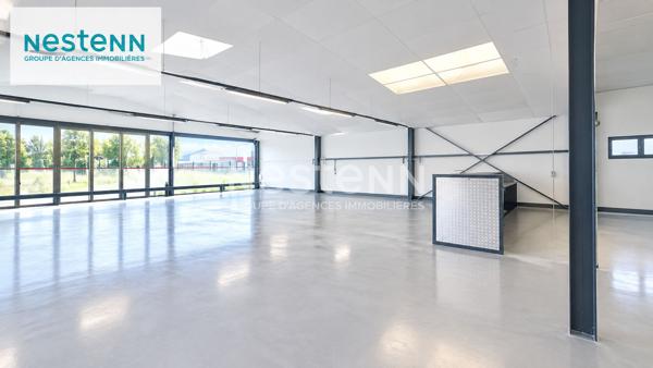 Surface de 9663m2 avec plusieurs bâtiments d'une surface totale d'environ 1800m2 divisibles avec showroom