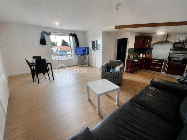 Maison de 160m2 en R+1 à Saint Jean de Védas à proximité immédiate de la D613, de tous les commerces et des halles védasiennes.
Ce bien atypique se compose d'un plateau de 80m2 en rez-de-chaussée avec 2 chambres ayant chacune leur salle de bain. 
A l'étage un T3 d'environs 80m2 avec cuisine équipée offrant de nombreuses possibilité d'aménagement.
ce bien ne bénéficie pas de place de parking mais il y a de nombreuses possibilité de se garer à proximité gratuitement.
Le rez-de-chaussée peut faire office de local pour une profession libérale, un atelier d'artiste ou simplement être louer en RBNB pour générer un revenu complémentaire.
Rafraîchissement à prévoir !!
DPE: D et B
Taxe foncière: 2310 euros
276 000 euros FAI
Chers confrères, toujours dans l'intérêt de mes clients, je pratique le partage d'agence alors n'hésitez pas.
Tel: O6 65 14 39 96