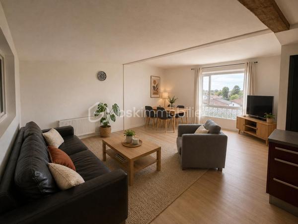 Maison de 160m2 en R+1 à Saint Jean de Védas à proximité immédiate de la D613, de tous les commerces et des halles védasiennes.
Ce bien atypique se compose d'un plateau de 80m2 en rez-de-chaussée avec 2 chambres ayant chacune leur salle de bain. 
A l'étage un T3 d'environs 80m2 avec cuisine équipée offrant de nombreuses possibilité d'aménagement.
ce bien ne bénéficie pas de place de parking mais il y a de nombreuses possibilité de se garer à proximité gratuitement.
Le rez-de-chaussée peut faire office de local pour une profession libérale, un atelier d'artiste ou simplement être louer en RBNB pour générer un revenu complémentaire.
Rafraîchissement à prévoir !!
DPE: D et B
Taxe foncière: 2310 euros
276 000 euros FAI
Chers confrères, toujours dans l'intérêt de mes clients, je pratique le partage d'agence alors n'hésitez pas.
Tel: O6 65 14 39 96