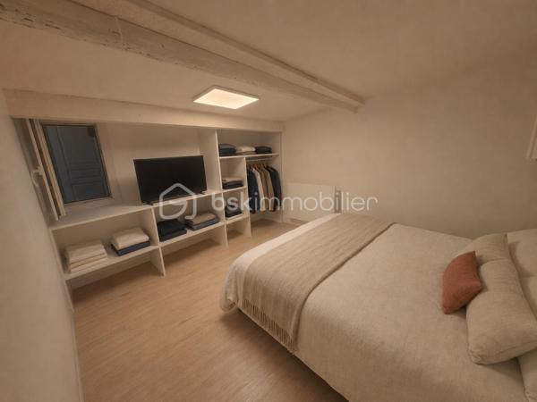 Maison de 160m2 en R+1 à Saint Jean de Védas à proximité immédiate de la D613, de tous les commerces et des halles védasiennes.
Ce bien atypique se compose d'un plateau de 80m2 en rez-de-chaussée avec 2 chambres ayant chacune leur salle de bain. 
A l'étage un T3 d'environs 80m2 avec cuisine équipée offrant de nombreuses possibilité d'aménagement.
ce bien ne bénéficie pas de place de parking mais il y a de nombreuses possibilité de se garer à proximité gratuitement.
Le rez-de-chaussée peut faire office de local pour une profession libérale, un atelier d'artiste ou simplement être louer en RBNB pour générer un revenu complémentaire.
Rafraîchissement à prévoir !!
DPE: D et B
Taxe foncière: 2310 euros
276 000 euros FAI
Chers confrères, toujours dans l'intérêt de mes clients, je pratique le partage d'agence alors n'hésitez pas.
Tel: O6 65 14 39 96