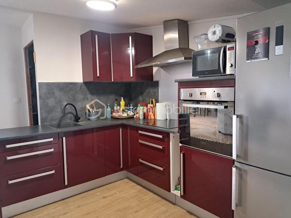 Maison de 160m2 en R+1 à Saint Jean de Védas à proximité immédiate de la D613, de tous les commerces et des halles védasiennes.
Ce bien atypique se compose d'un plateau de 80m2 en rez-de-chaussée avec 2 chambres ayant chacune leur salle de bain. 
A l'étage un T3 d'environs 80m2 avec cuisine équipée offrant de nombreuses possibilité d'aménagement.
ce bien ne bénéficie pas de place de parking mais il y a de nombreuses possibilité de se garer à proximité gratuitement.
Le rez-de-chaussée peut faire office de local pour une profession libérale, un atelier d'artiste ou simplement être louer en RBNB pour générer un revenu complémentaire.
Rafraîchissement à prévoir !!
DPE: D et B
Taxe foncière: 2310 euros
276 000 euros FAI
Chers confrères, toujours dans l'intérêt de mes clients, je pratique le partage d'agence alors n'hésitez pas.
Tel: O6 65 14 39 96