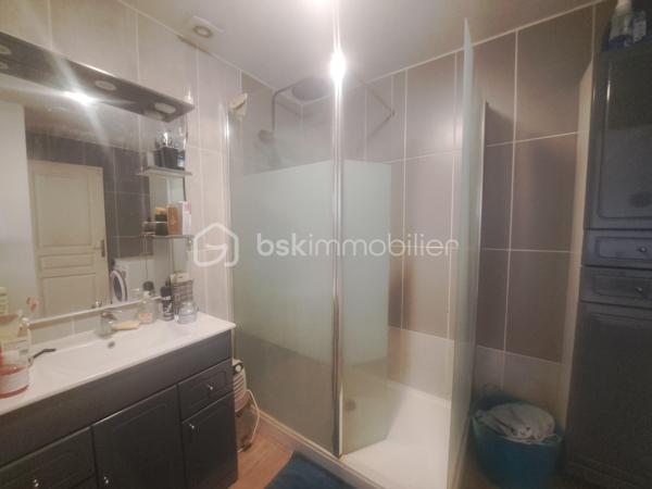 Maison de 160m2 en R+1 à Saint Jean de Védas à proximité immédiate de la D613, de tous les commerces et des halles védasiennes.
Ce bien atypique se compose d'un plateau de 80m2 en rez-de-chaussée avec 2 chambres ayant chacune leur salle de bain. 
A l'étage un T3 d'environs 80m2 avec cuisine équipée offrant de nombreuses possibilité d'aménagement.
ce bien ne bénéficie pas de place de parking mais il y a de nombreuses possibilité de se garer à proximité gratuitement.
Le rez-de-chaussée peut faire office de local pour une profession libérale, un atelier d'artiste ou simplement être louer en RBNB pour générer un revenu complémentaire.
Rafraîchissement à prévoir !!
DPE: D et B
Taxe foncière: 2310 euros
276 000 euros FAI
Chers confrères, toujours dans l'intérêt de mes clients, je pratique le partage d'agence alors n'hésitez pas.
Tel: O6 65 14 39 96