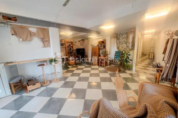Maison de 160m2 en R+1 à Saint Jean de Védas à proximité immédiate de la D613, de tous les commerces et des halles védasiennes.
Ce bien atypique se compose d'un plateau de 80m2 en rez-de-chaussée avec 2 chambres ayant chacune leur salle de bain. 
A l'étage un T3 d'environs 80m2 avec cuisine équipée offrant de nombreuses possibilité d'aménagement.
ce bien ne bénéficie pas de place de parking mais il y a de nombreuses possibilité de se garer à proximité gratuitement.
Le rez-de-chaussée peut faire office de local pour une profession libérale, un atelier d'artiste ou simplement être louer en RBNB pour générer un revenu complémentaire.
Rafraîchissement à prévoir !!
DPE: D et B
Taxe foncière: 2310 euros
276 000 euros FAI
Chers confrères, toujours dans l'intérêt de mes clients, je pratique le partage d'agence alors n'hésitez pas.
Tel: O6 65 14 39 96