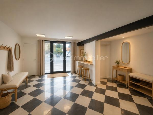 Maison de 160m2 en R+1 à Saint Jean de Védas à proximité immédiate de la D613, de tous les commerces et des halles védasiennes.
Ce bien atypique se compose d'un plateau de 80m2 en rez-de-chaussée avec 2 chambres ayant chacune leur salle de bain. 
A l'étage un T3 d'environs 80m2 avec cuisine équipée offrant de nombreuses possibilité d'aménagement.
ce bien ne bénéficie pas de place de parking mais il y a de nombreuses possibilité de se garer à proximité gratuitement.
Le rez-de-chaussée peut faire office de local pour une profession libérale, un atelier d'artiste ou simplement être louer en RBNB pour générer un revenu complémentaire.
Rafraîchissement à prévoir !!
DPE: D et B
Taxe foncière: 2310 euros
276 000 euros FAI
Chers confrères, toujours dans l'intérêt de mes clients, je pratique le partage d'agence alors n'hésitez pas.
Tel: O6 65 14 39 96