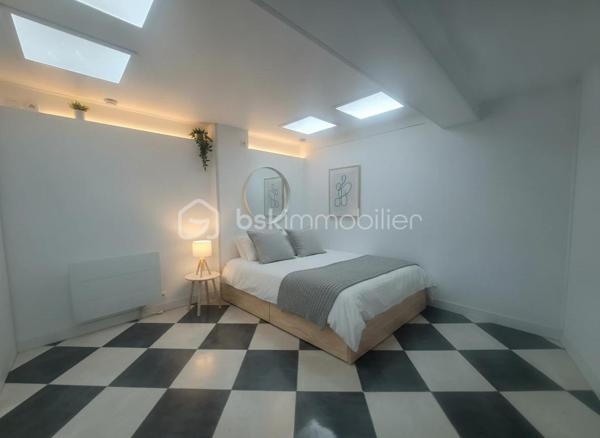 Maison de 160m2 en R+1 à Saint Jean de Védas à proximité immédiate de la D613, de tous les commerces et des halles védasiennes.
Ce bien atypique se compose d'un plateau de 80m2 en rez-de-chaussée avec 2 chambres ayant chacune leur salle de bain. 
A l'étage un T3 d'environs 80m2 avec cuisine équipée offrant de nombreuses possibilité d'aménagement.
ce bien ne bénéficie pas de place de parking mais il y a de nombreuses possibilité de se garer à proximité gratuitement.
Le rez-de-chaussée peut faire office de local pour une profession libérale, un atelier d'artiste ou simplement être louer en RBNB pour générer un revenu complémentaire.
Rafraîchissement à prévoir !!
DPE: D et B
Taxe foncière: 2310 euros
276 000 euros FAI
Chers confrères, toujours dans l'intérêt de mes clients, je pratique le partage d'agence alors n'hésitez pas.
Tel: O6 65 14 39 96