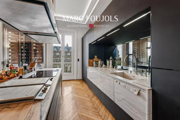 Paris 16/8 Pont de l’Alma : appartement avec vue dégagée et balcon filant