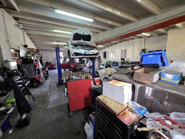 EXCLU CAPIFRANCE au CHATEAU D'OLERON (17), A Vendre Murs & Fonds commerce garage mécanique autos renommée