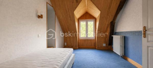 A seulement 13 minutes de Mayenne, en campagne, venez découvrir cette charmante maison en pierre de 150 m2, implantée sur un terrain clos et arboré de 9420 m2.

Elle offre une cuisine aménagée et équipée avec cheminée ouverte, un salon/séjour, une véranda chauffée par le sol avec cheminée, une arrière-cuisine, une salle d'eau, un WC, une cave, un garage avec grenier et un local chaufferie.

A l'étage, vous trouverez trois chambres, un bureau (ou chambre d'appoint), une salle d'eau et deux WC.

Côté prestation : pompe à chaleur, aspirateur centralisé, portail électrique, atelier garage, bergerie, poulailler et puits.

Une propriété idéale pour une famille, d'espace et de nature, tout en restant proche de Mayenne.

A visiter sans tarder !