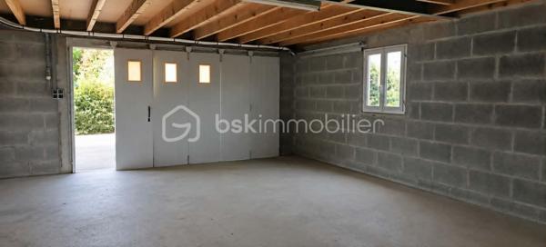 A seulement 13 minutes de Mayenne, en campagne, venez découvrir cette charmante maison en pierre de 150 m2, implantée sur un terrain clos et arboré de 9420 m2.

Elle offre une cuisine aménagée et équipée avec cheminée ouverte, un salon/séjour, une véranda chauffée par le sol avec cheminée, une arrière-cuisine, une salle d'eau, un WC, une cave, un garage avec grenier et un local chaufferie.

A l'étage, vous trouverez trois chambres, un bureau (ou chambre d'appoint), une salle d'eau et deux WC.

Côté prestation : pompe à chaleur, aspirateur centralisé, portail électrique, atelier garage, bergerie, poulailler et puits.

Une propriété idéale pour une famille, d'espace et de nature, tout en restant proche de Mayenne.

A visiter sans tarder !