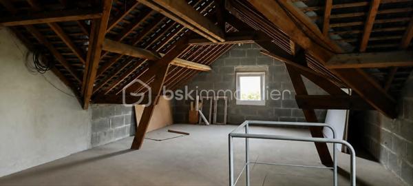 A seulement 13 minutes de Mayenne, en campagne, venez découvrir cette charmante maison en pierre de 150 m2, implantée sur un terrain clos et arboré de 9420 m2.

Elle offre une cuisine aménagée et équipée avec cheminée ouverte, un salon/séjour, une véranda chauffée par le sol avec cheminée, une arrière-cuisine, une salle d'eau, un WC, une cave, un garage avec grenier et un local chaufferie.

A l'étage, vous trouverez trois chambres, un bureau (ou chambre d'appoint), une salle d'eau et deux WC.

Côté prestation : pompe à chaleur, aspirateur centralisé, portail électrique, atelier garage, bergerie, poulailler et puits.

Une propriété idéale pour une famille, d'espace et de nature, tout en restant proche de Mayenne.

A visiter sans tarder !