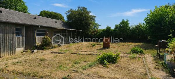 A seulement 13 minutes de Mayenne, en campagne, venez découvrir cette charmante maison en pierre de 150 m2, implantée sur un terrain clos et arboré de 9420 m2.

Elle offre une cuisine aménagée et équipée avec cheminée ouverte, un salon/séjour, une véranda chauffée par le sol avec cheminée, une arrière-cuisine, une salle d'eau, un WC, une cave, un garage avec grenier et un local chaufferie.

A l'étage, vous trouverez trois chambres, un bureau (ou chambre d'appoint), une salle d'eau et deux WC.

Côté prestation : pompe à chaleur, aspirateur centralisé, portail électrique, atelier garage, bergerie, poulailler et puits.

Une propriété idéale pour une famille, d'espace et de nature, tout en restant proche de Mayenne.

A visiter sans tarder !