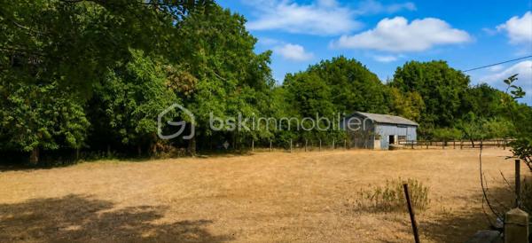 A seulement 13 minutes de Mayenne, en campagne, venez découvrir cette charmante maison en pierre de 150 m2, implantée sur un terrain clos et arboré de 9420 m2.

Elle offre une cuisine aménagée et équipée avec cheminée ouverte, un salon/séjour, une véranda chauffée par le sol avec cheminée, une arrière-cuisine, une salle d'eau, un WC, une cave, un garage avec grenier et un local chaufferie.

A l'étage, vous trouverez trois chambres, un bureau (ou chambre d'appoint), une salle d'eau et deux WC.

Côté prestation : pompe à chaleur, aspirateur centralisé, portail électrique, atelier garage, bergerie, poulailler et puits.

Une propriété idéale pour une famille, d'espace et de nature, tout en restant proche de Mayenne.

A visiter sans tarder !