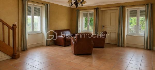 A seulement 13 minutes de Mayenne, en campagne, venez découvrir cette charmante maison en pierre de 150 m2, implantée sur un terrain clos et arboré de 9420 m2.

Elle offre une cuisine aménagée et équipée avec cheminée ouverte, un salon/séjour, une véranda chauffée par le sol avec cheminée, une arrière-cuisine, une salle d'eau, un WC, une cave, un garage avec grenier et un local chaufferie.

A l'étage, vous trouverez trois chambres, un bureau (ou chambre d'appoint), une salle d'eau et deux WC.

Côté prestation : pompe à chaleur, aspirateur centralisé, portail électrique, atelier garage, bergerie, poulailler et puits.

Une propriété idéale pour une famille, d'espace et de nature, tout en restant proche de Mayenne.

A visiter sans tarder !