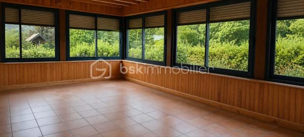 A seulement 13 minutes de Mayenne, en campagne, venez découvrir cette charmante maison en pierre de 150 m2, implantée sur un terrain clos et arboré de 9420 m2.

Elle offre une cuisine aménagée et équipée avec cheminée ouverte, un salon/séjour, une véranda chauffée par le sol avec cheminée, une arrière-cuisine, une salle d'eau, un WC, une cave, un garage avec grenier et un local chaufferie.

A l'étage, vous trouverez trois chambres, un bureau (ou chambre d'appoint), une salle d'eau et deux WC.

Côté prestation : pompe à chaleur, aspirateur centralisé, portail électrique, atelier garage, bergerie, poulailler et puits.

Une propriété idéale pour une famille, d'espace et de nature, tout en restant proche de Mayenne.

A visiter sans tarder !