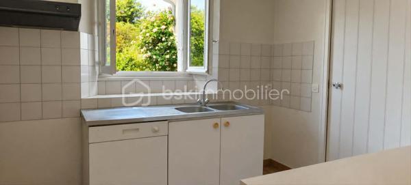 A seulement 13 minutes de Mayenne, en campagne, venez découvrir cette charmante maison en pierre de 150 m2, implantée sur un terrain clos et arboré de 9420 m2.

Elle offre une cuisine aménagée et équipée avec cheminée ouverte, un salon/séjour, une véranda chauffée par le sol avec cheminée, une arrière-cuisine, une salle d'eau, un WC, une cave, un garage avec grenier et un local chaufferie.

A l'étage, vous trouverez trois chambres, un bureau (ou chambre d'appoint), une salle d'eau et deux WC.

Côté prestation : pompe à chaleur, aspirateur centralisé, portail électrique, atelier garage, bergerie, poulailler et puits.

Une propriété idéale pour une famille, d'espace et de nature, tout en restant proche de Mayenne.

A visiter sans tarder !