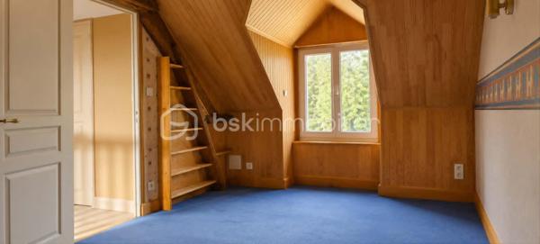 A seulement 13 minutes de Mayenne, en campagne, venez découvrir cette charmante maison en pierre de 150 m2, implantée sur un terrain clos et arboré de 9420 m2.

Elle offre une cuisine aménagée et équipée avec cheminée ouverte, un salon/séjour, une véranda chauffée par le sol avec cheminée, une arrière-cuisine, une salle d'eau, un WC, une cave, un garage avec grenier et un local chaufferie.

A l'étage, vous trouverez trois chambres, un bureau (ou chambre d'appoint), une salle d'eau et deux WC.

Côté prestation : pompe à chaleur, aspirateur centralisé, portail électrique, atelier garage, bergerie, poulailler et puits.

Une propriété idéale pour une famille, d'espace et de nature, tout en restant proche de Mayenne.

A visiter sans tarder !