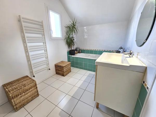 Belle maison 4 chambres et un bureau sur une parcelle sans v