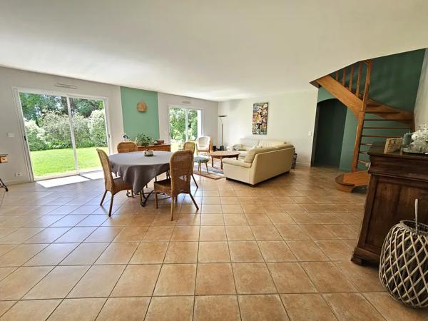 Belle maison 4 chambres et un bureau sur une parcelle sans v