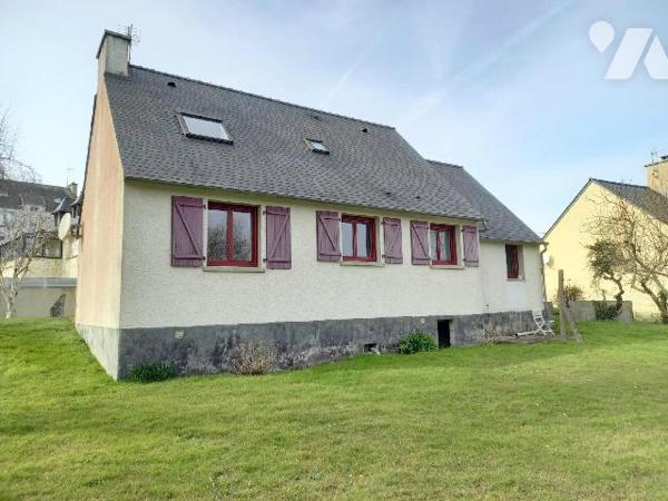 CAMARET SUR MER - Proche des commerces, maison des années 80 en bon état général, offrant entré...