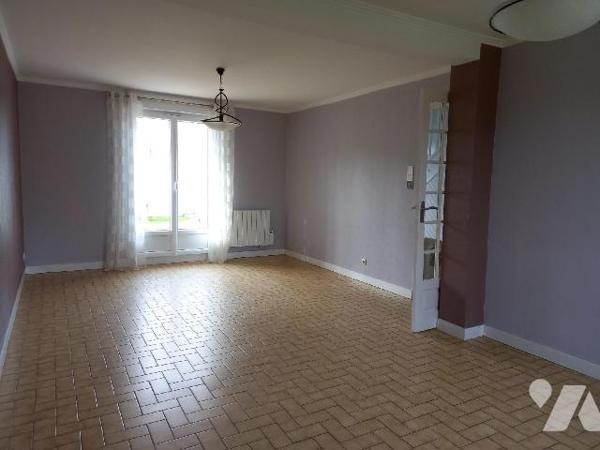 CAMARET SUR MER - Proche des commerces, maison des années 80 en bon état général, offrant entré...