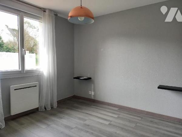 CAMARET SUR MER - Proche des commerces, maison des années 80 en bon état général, offrant entré...