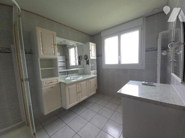 CAMARET SUR MER - Proche des commerces, maison des années 80 en bon état général, offrant entré...