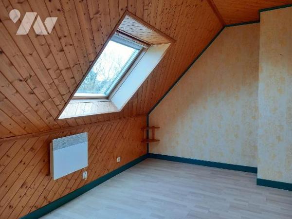 CAMARET SUR MER - Proche des commerces, maison des années 80 en bon état général, offrant entré...