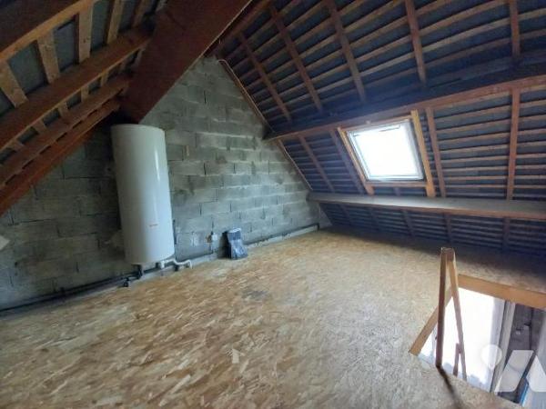 CAMARET SUR MER - Proche des commerces, maison des années 80 en bon état général, offrant entré...