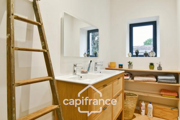 Maison de ville rénovée à vendre 6 pièces SAINT JEAN D'ANGELY (17) avec jardin, proche commerces et écoles