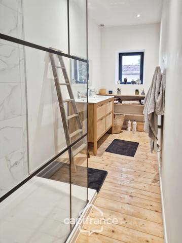 Maison de ville rénovée à vendre 6 pièces SAINT JEAN D'ANGELY (17) avec jardin, proche commerces et écoles