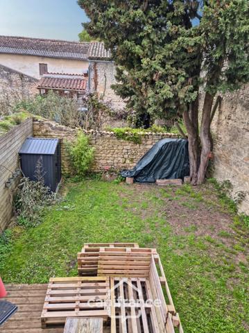 Maison de ville rénovée à vendre 6 pièces SAINT JEAN D'ANGELY (17) avec jardin, proche commerces et écoles