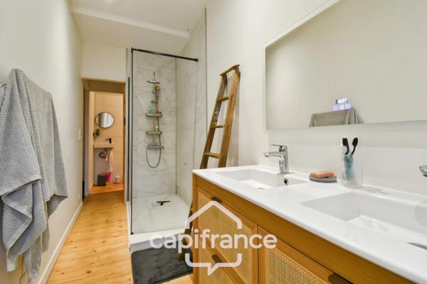 Maison de ville rénovée à vendre 6 pièces SAINT JEAN D'ANGELY (17) avec jardin, proche commerces et écoles