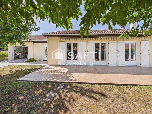 Maison rénovée de plain-pied avec trois chambres et un garage