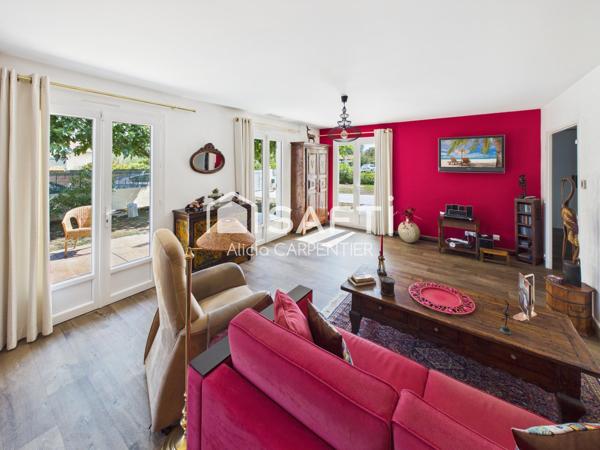 Maison rénovée de plain-pied avec trois chambres et un garage