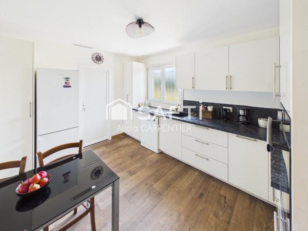 Maison rénovée de plain-pied avec trois chambres et un garage