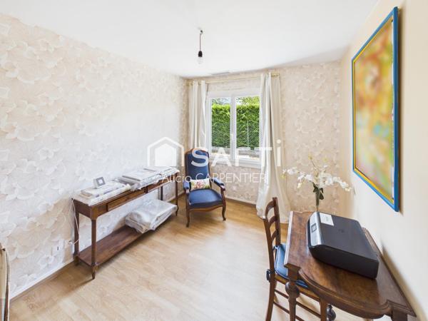 Maison rénovée de plain-pied avec trois chambres et un garage