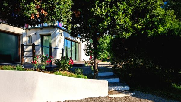 Roquebrune-sur-Argens (83380) Rare aux Issambres , bell appartement en rez-de-jardin de 100m² rénové avec terrain 400 m²