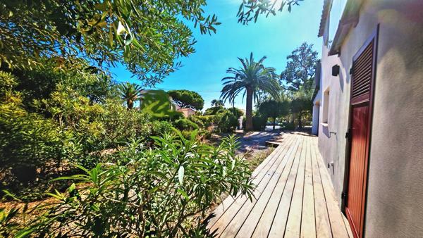 Roquebrune-sur-Argens (83380) Rare aux Issambres , bell appartement en rez-de-jardin de 100m² rénové avec terrain 400 m²