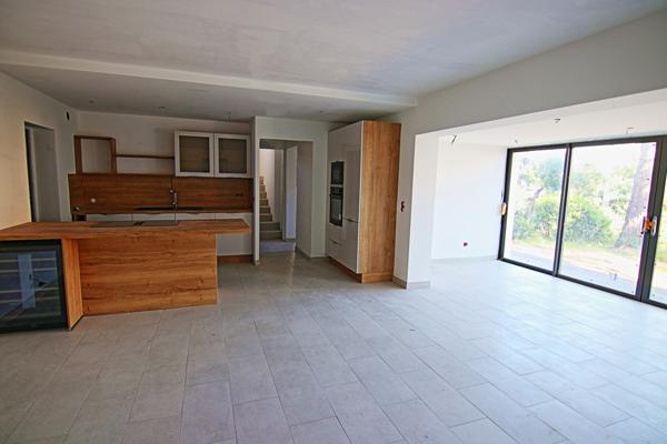 Roquebrune-sur-Argens (83380) Rare aux Issambres , bell appartement en rez-de-jardin de 100m² rénové avec terrain 400 m²
