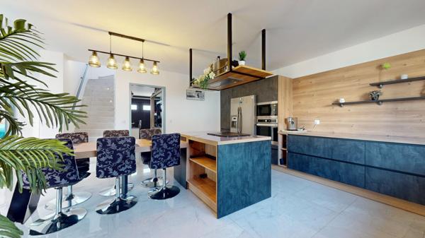 Maison
         3 pièces
        - 87 m² 350 000 € *